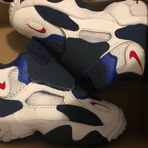 Nike Turf Toddlers Size 5C with box.